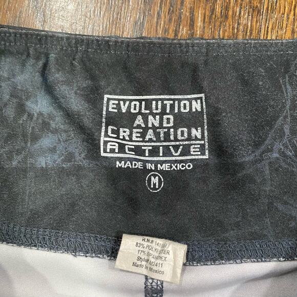 EVOLUTION & CREATION Leggings SIZE MEDIUM Cropped Gray with Boho Style Graphics - Picture 3 of 7